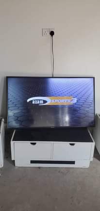 A picture of TV hisense inch 50 haina kipengele location chanika magenge simu