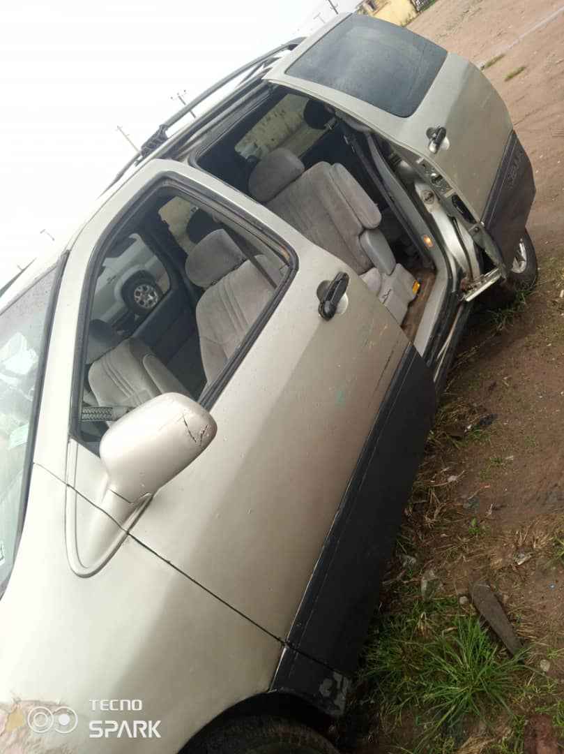 A picture of Toyota Sienna 04