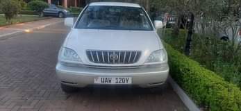 A picture of Toyota harrier 2001 model 4 sale