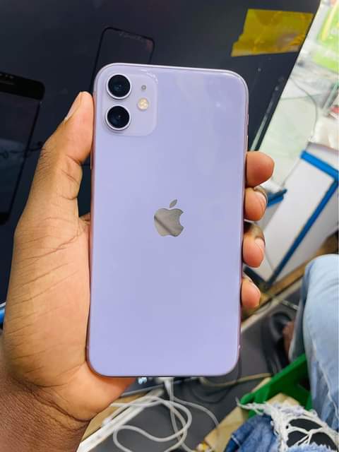 A picture of iPhone 11 64GB at 890k Clean piece