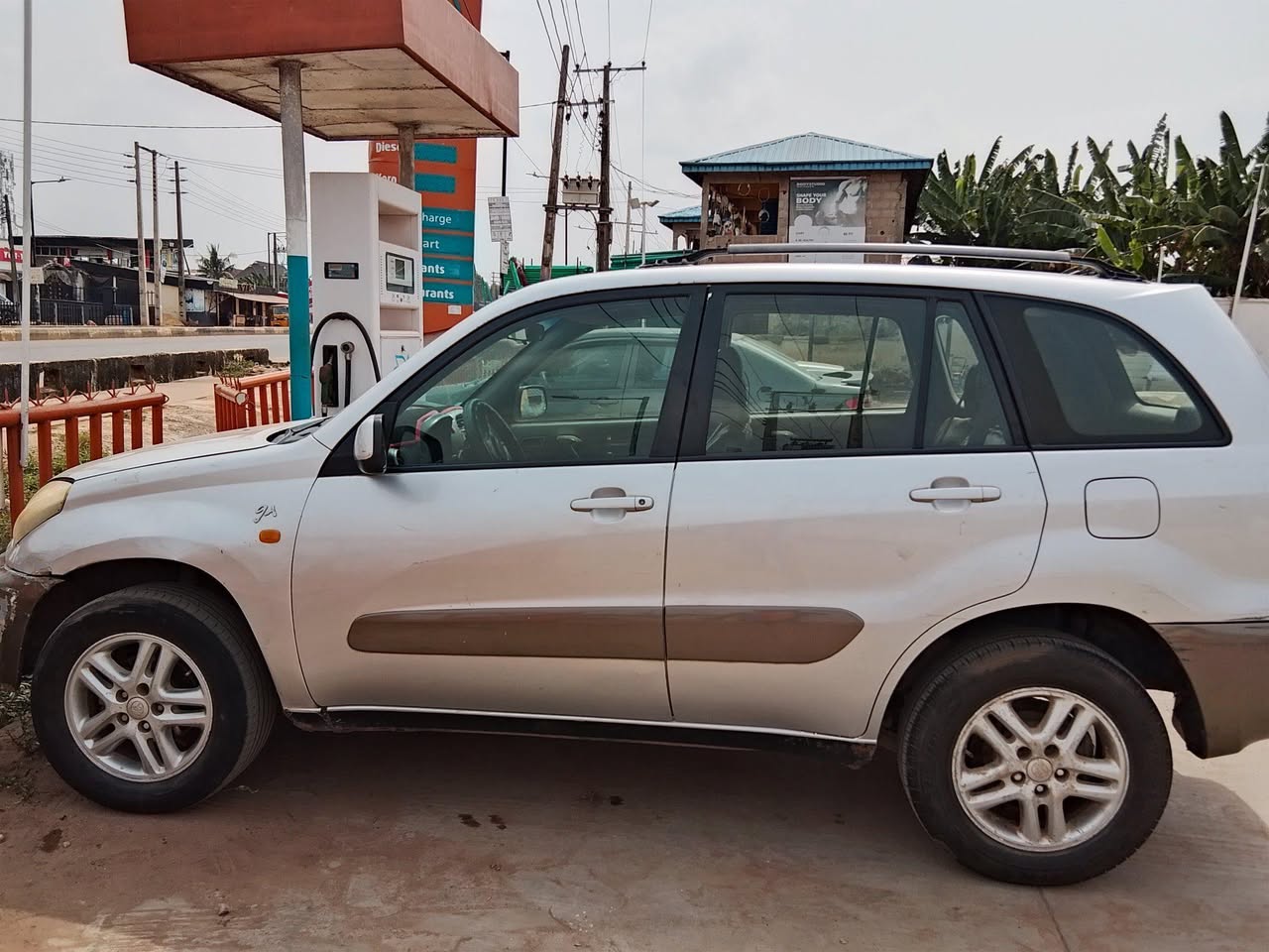 A picture of 2004 Toyota rav4