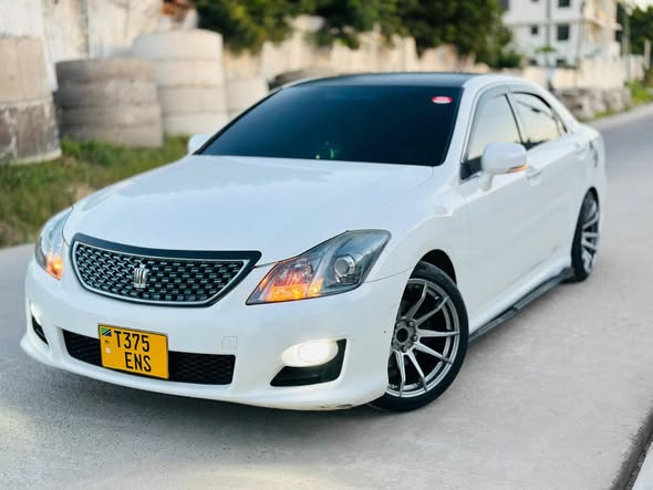 A picture of Toyota Crown new model 0712188493