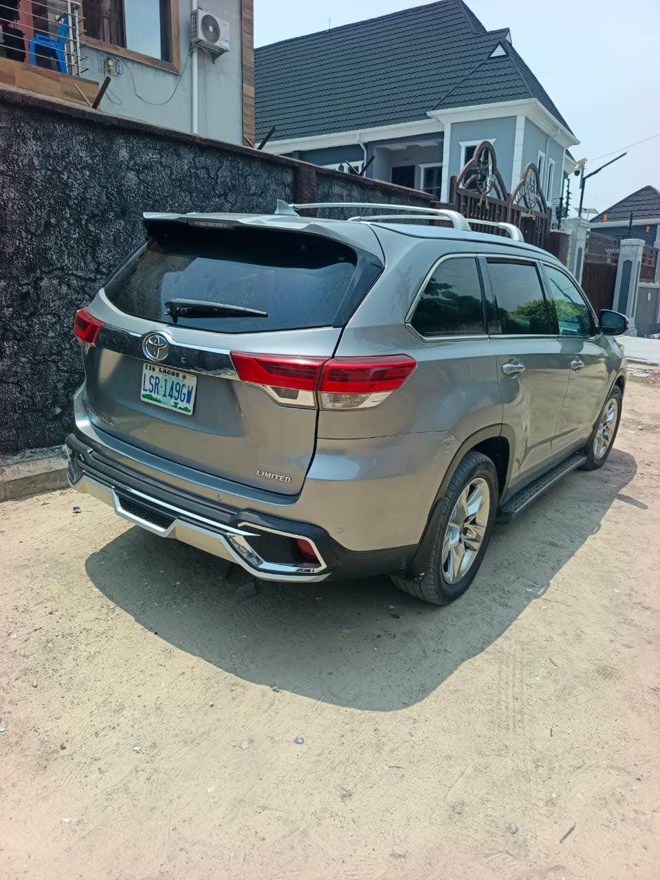 A picture of 2015 Toyota highlander Absolutely 1st body