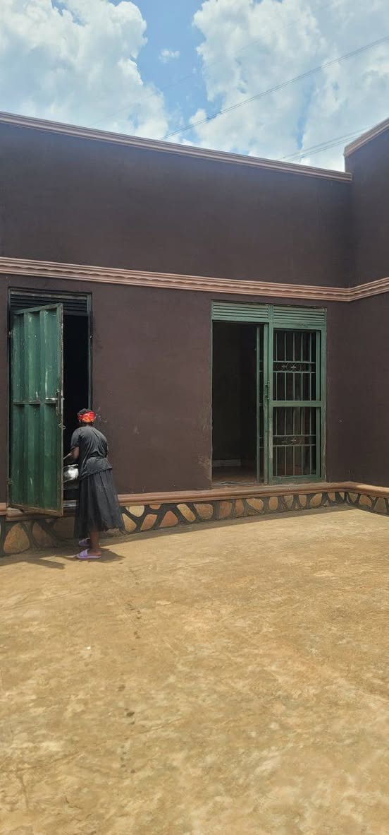 A picture of 3 bedroom house on sale with a private mailo land