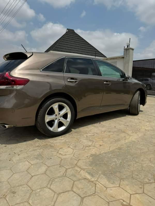 A picture of Full option venza 2010 Pano roof Thumb start Leather interior