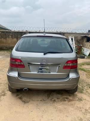 A picture of First body Benz B200