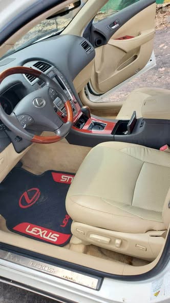 A picture of Distress Sale Direct Belgium Lexus Es 350 in Enugu Owner