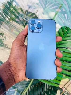 A picture of iphone XR BODY LA IPHONE 13 PRO