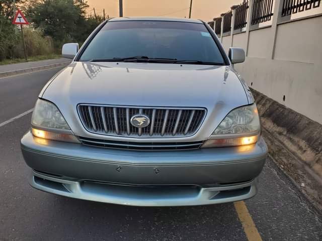 A picture of TOYOTA HARRIER OLD MODEL