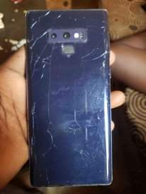 A picture of Samsung note 9 working perfect ok little crack screen