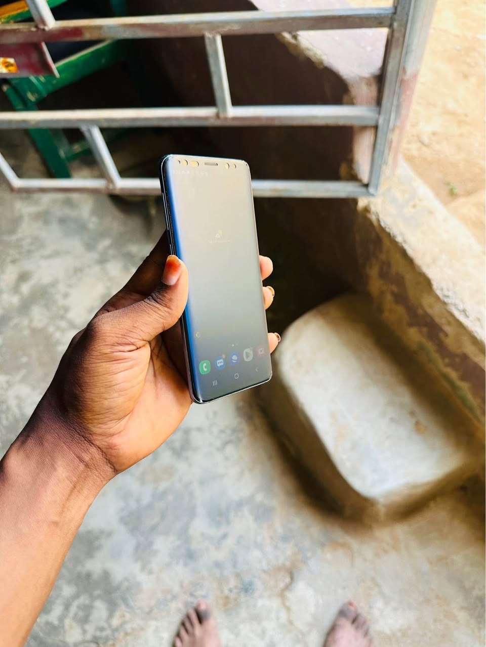 A picture of Samsung s9 little crack at the back135k only