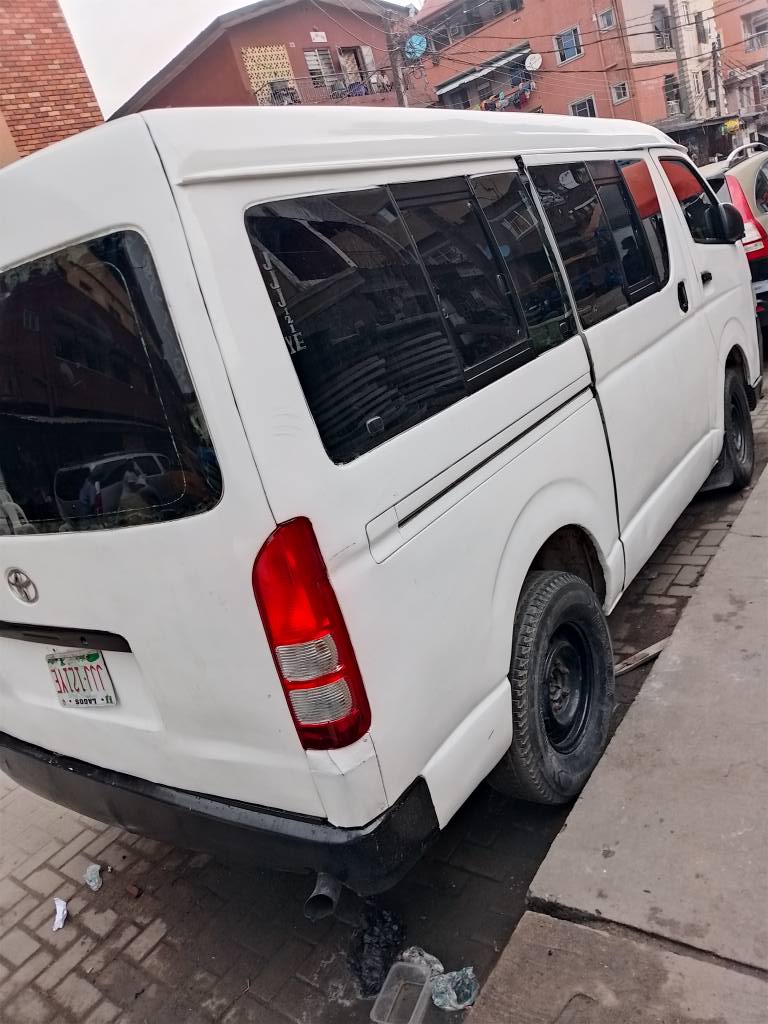 A picture of Awoof Toyota Hiace Bus 011 Hummer 2