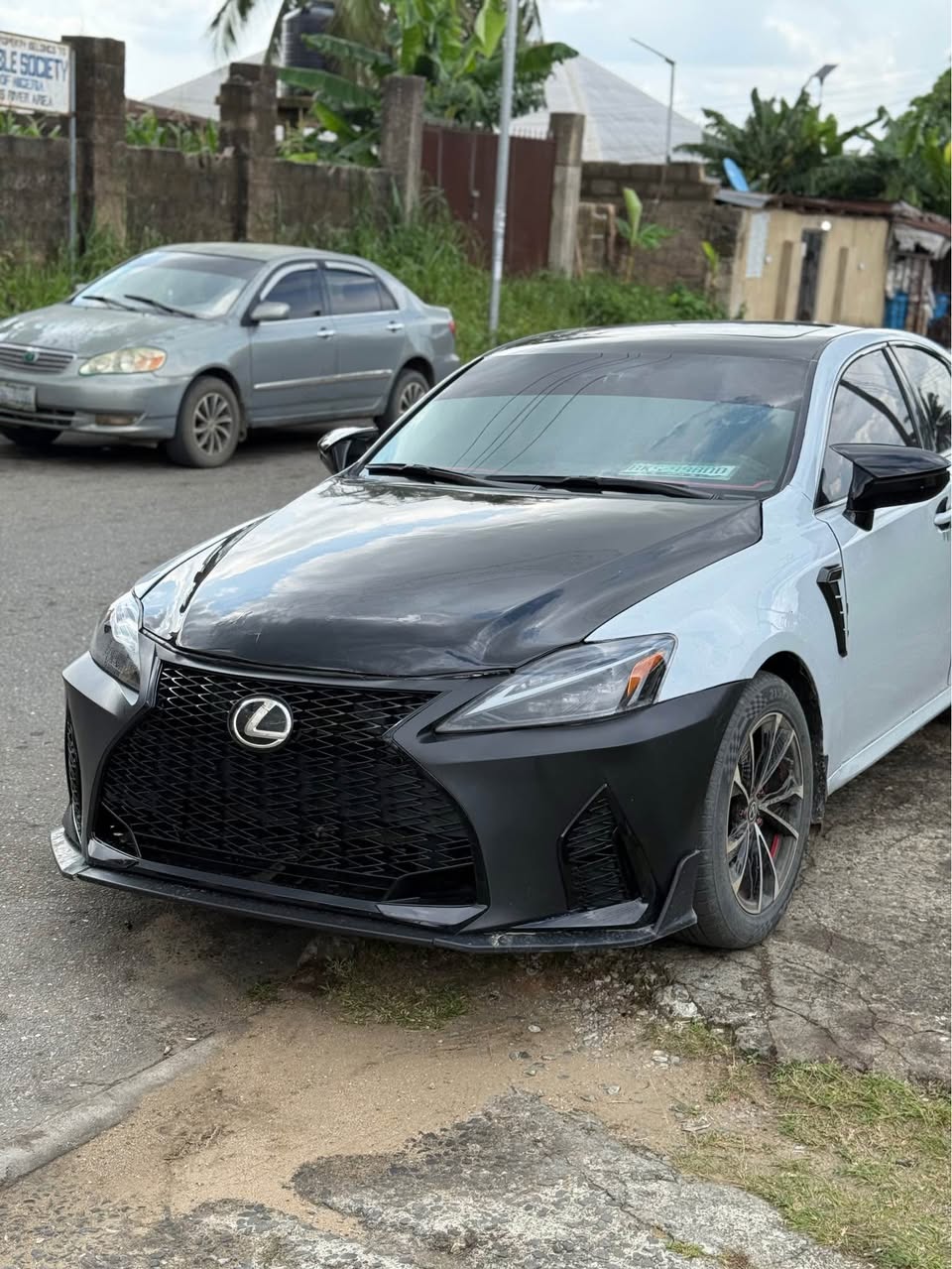 A picture of Lexus is250