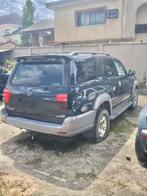 A picture of Toyota sequoia Nissan armada nd liberty jeep