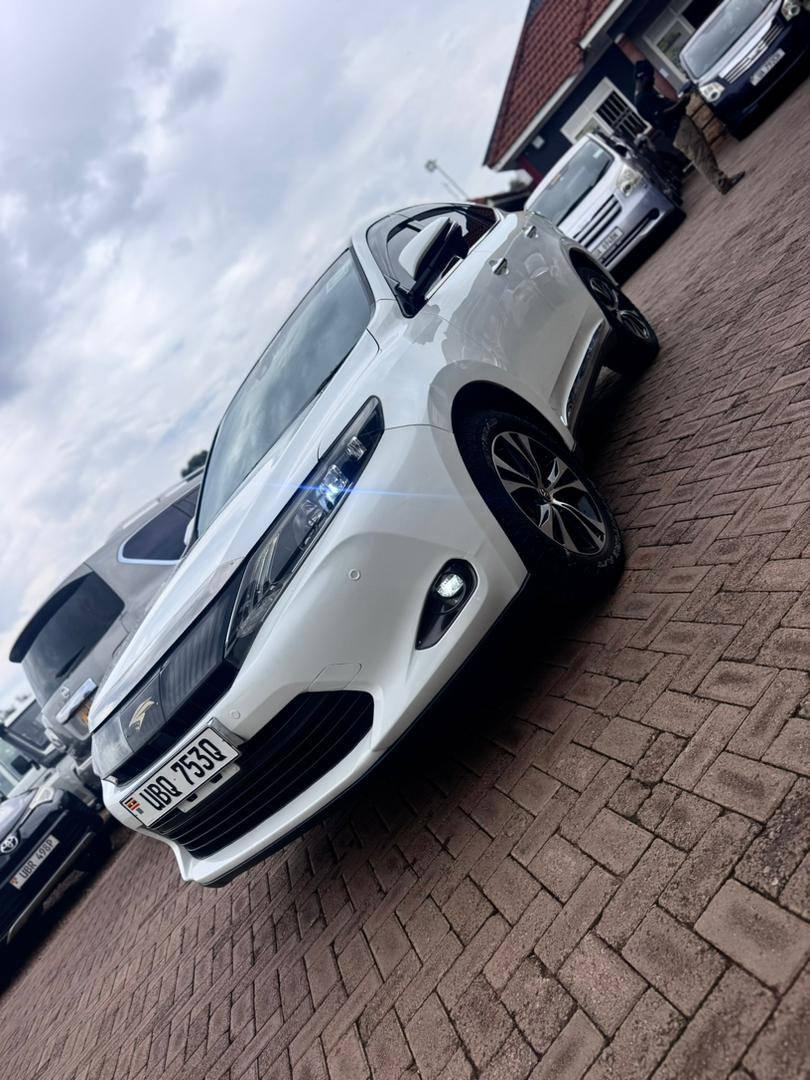 A picture of Toyota Harrier 2015