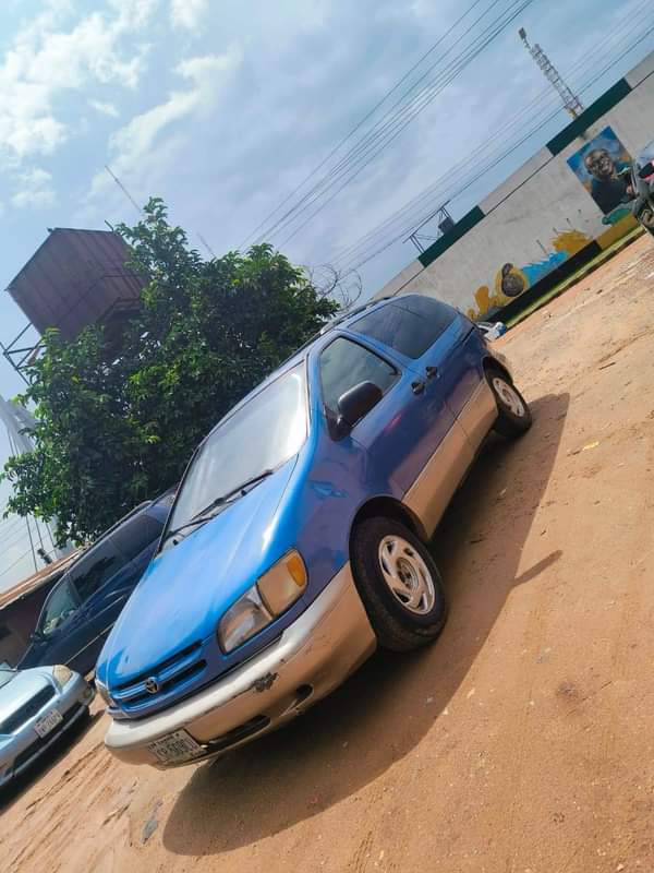 A picture of Very sharp Toyota sienna first body buy and drive only