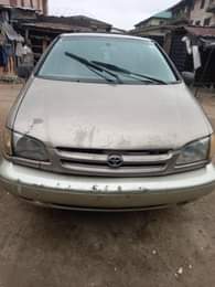 A picture of Toyota sienna Only serious buyer pure First body engine sharp
