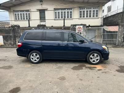 A picture of Honda odyssey 2005 blue