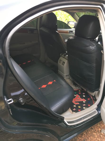 A picture of Lexus ES330 with touch screen and panoramic roof