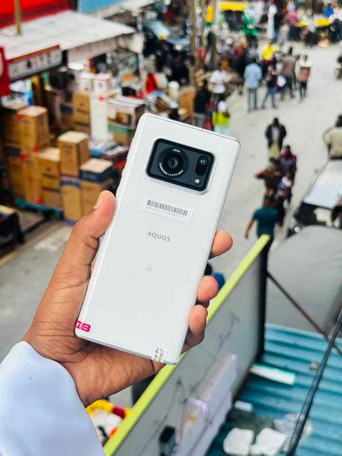 A picture of SHARP AQUOS R6 5G