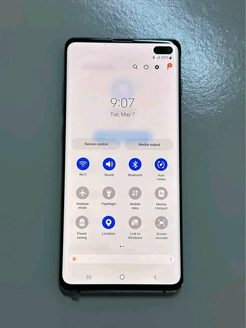 A picture of Samsung s10 plus