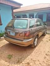 A picture of 2000 Lexus 2000