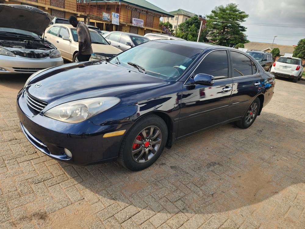 A picture of TOKUNBO STANDARD LEXUS ES330 2004 MODEL DIRECT OWNER WITH SUNROOF