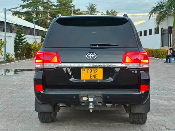 A picture of LandCruiser V8 0714058883