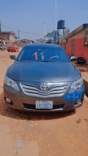 A picture of I very clean 2010 camry with 4 plug venza engine