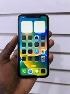 A picture of Iphone XR clean like new 780k whatsapp or call 0759979422
