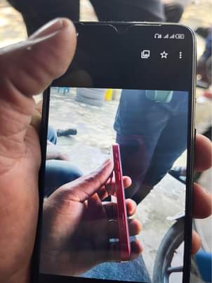 A picture of iphone 13 mini disp mssg n kioo kimcrack kwa mbal