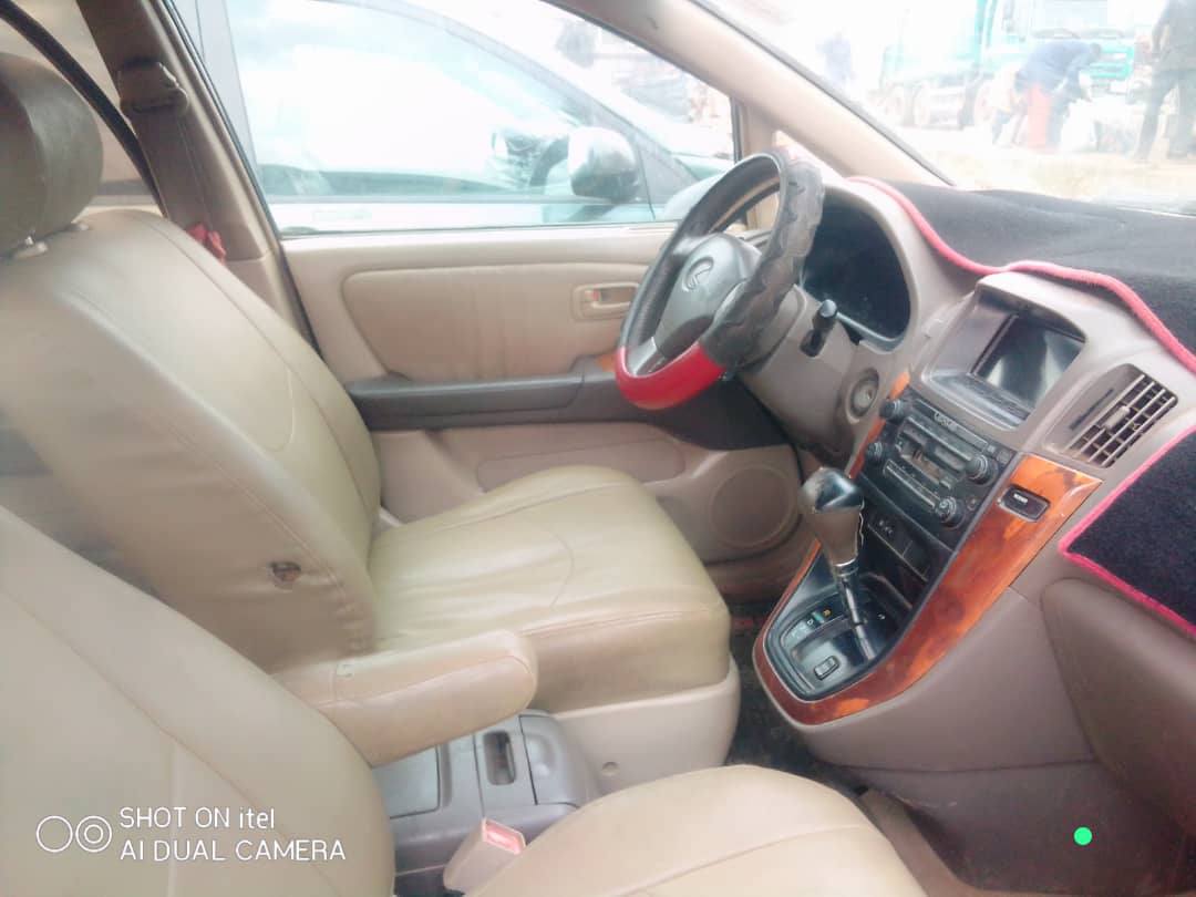 A picture of Rx300 going 08033647110