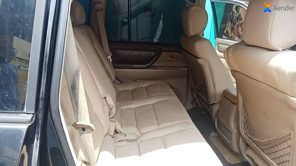 A picture of 2004 Toyota land cruiser 204 model