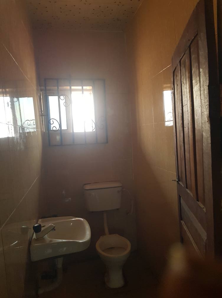 A picture of 3bedroom self compound amufi agbor road 600k caution 50k Agency