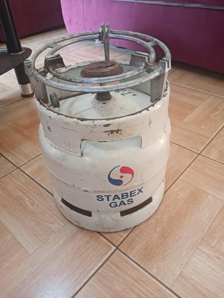 A picture of Sofas500k and 600k Tv 32inch 250kgas cylinder and fan