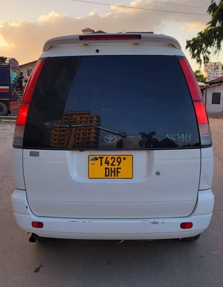 A picture of TOYOTA NOAH SR 40 DH KALI SANA