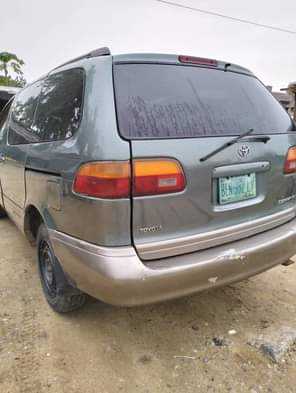 A picture of Distress market 2000 toyota sienna Engine silent Gear smooth Ac