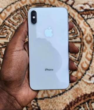 A picture of I phone x gb 64