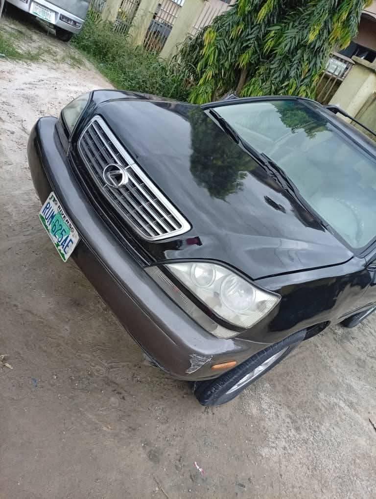 A picture of Lexus RX 300
