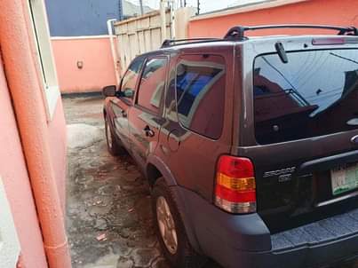 A picture of 2005 FORD ESCAPE