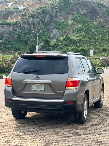 A picture of TOYOTA HIGHLANDER 2013