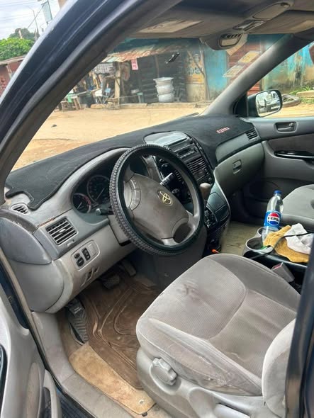 A picture of 2005 Toyota sienna