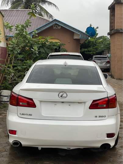 A picture of Lexus is350