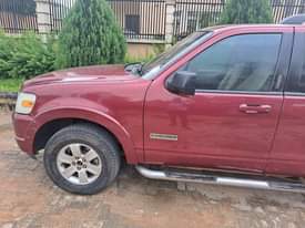 A picture of Ford explorer 2008 pre owned red