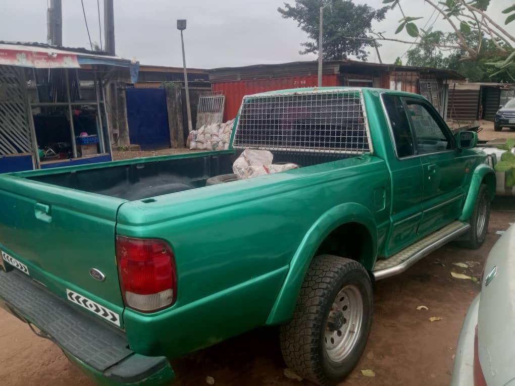 A picture of This is a ruggeding ford ranger pickup with manual driving