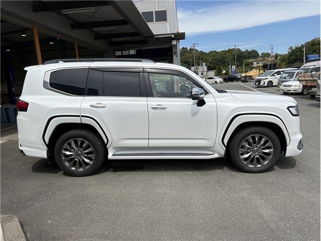 A picture of 2023 Toyota land cruiser 300 zx