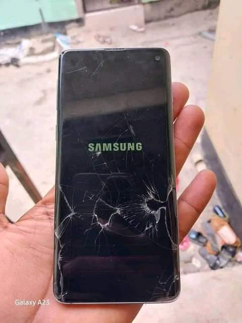 A picture of Samsung S10 gb128