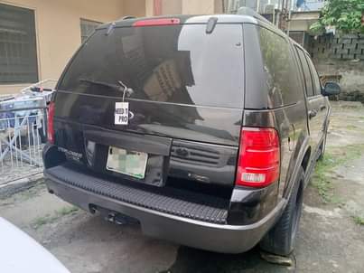 A picture of Ford Explorer 06