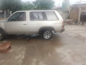 A picture of Old model Nissan pathfinder Is available with good condition engine