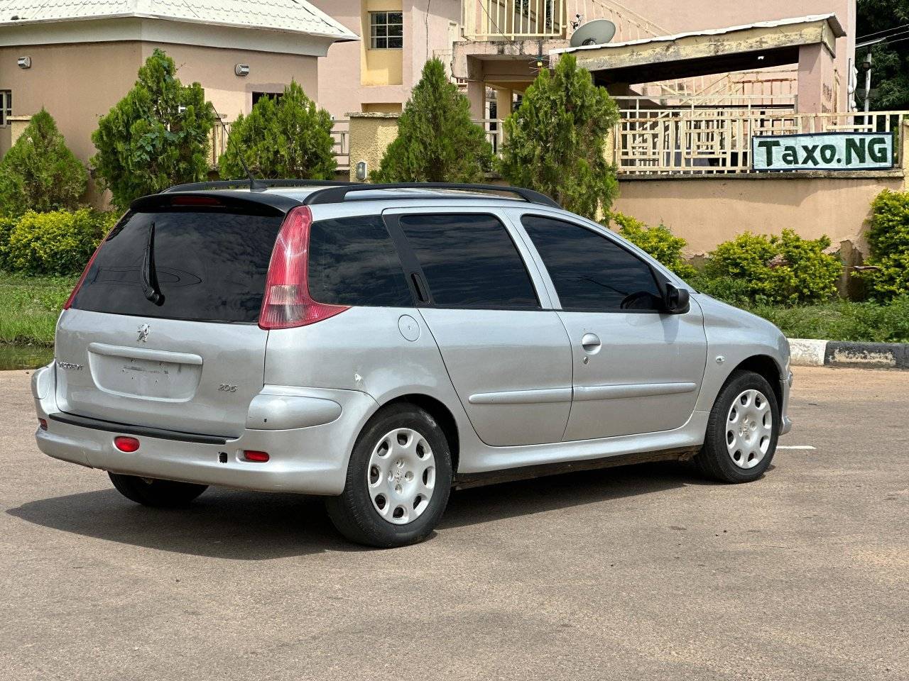 A picture of Peugeot 206